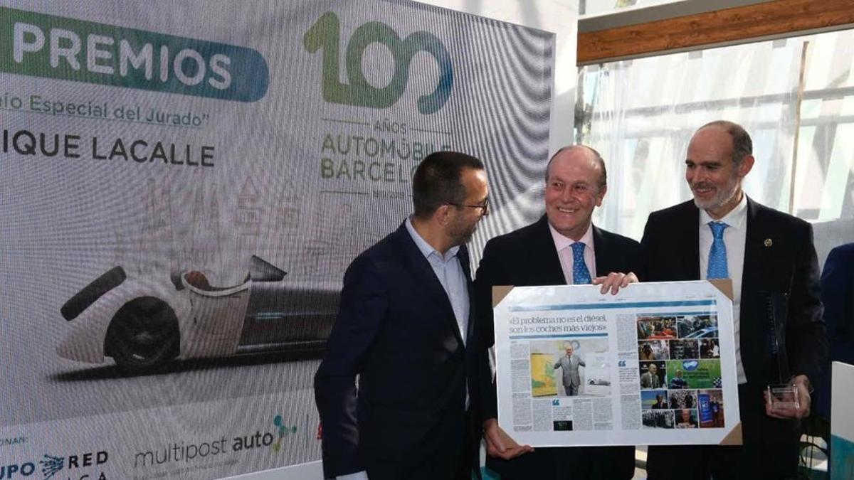 Enrique Lacalle (centro), presidente del Automobile Barcelona, recibe el premio especial del jurado  por su labor y gestión al frente del certamen.