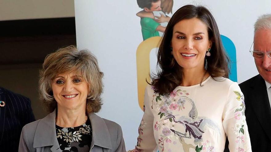 María Luisa Carcedo, a la izquierda, y la Reina, ayer, durante el acto conmemorativo del Día Mundial de la Salud Mental.