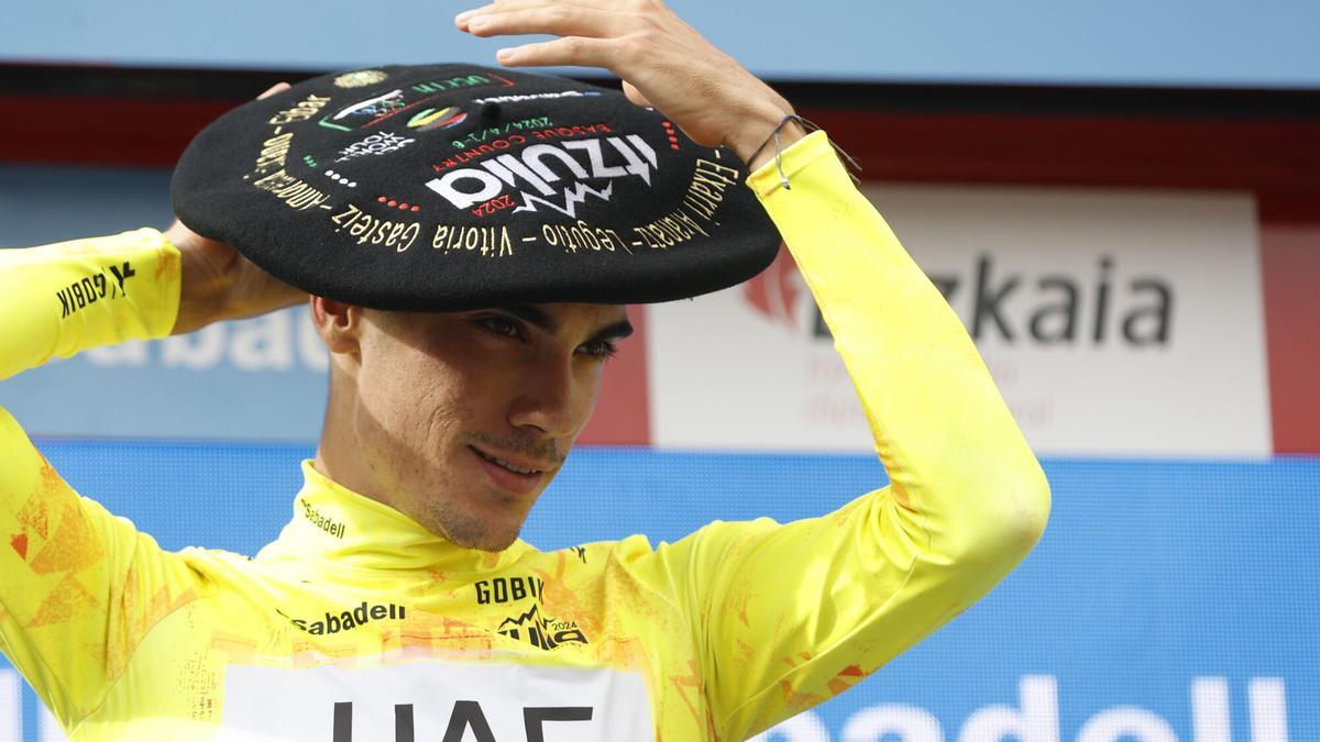 Juan Ayuso celebrando su victoria en la Itzulia 2024