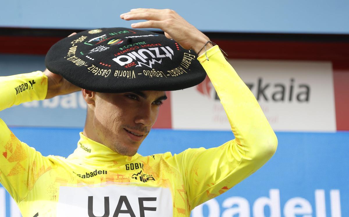 Juan Ayuso celebrando su victoria en la Itzulia 2024