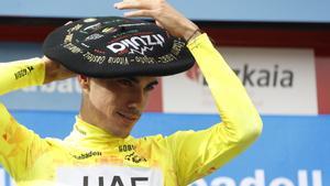 Juan Ayuso celebrando su victoria en la Itzulia 2024