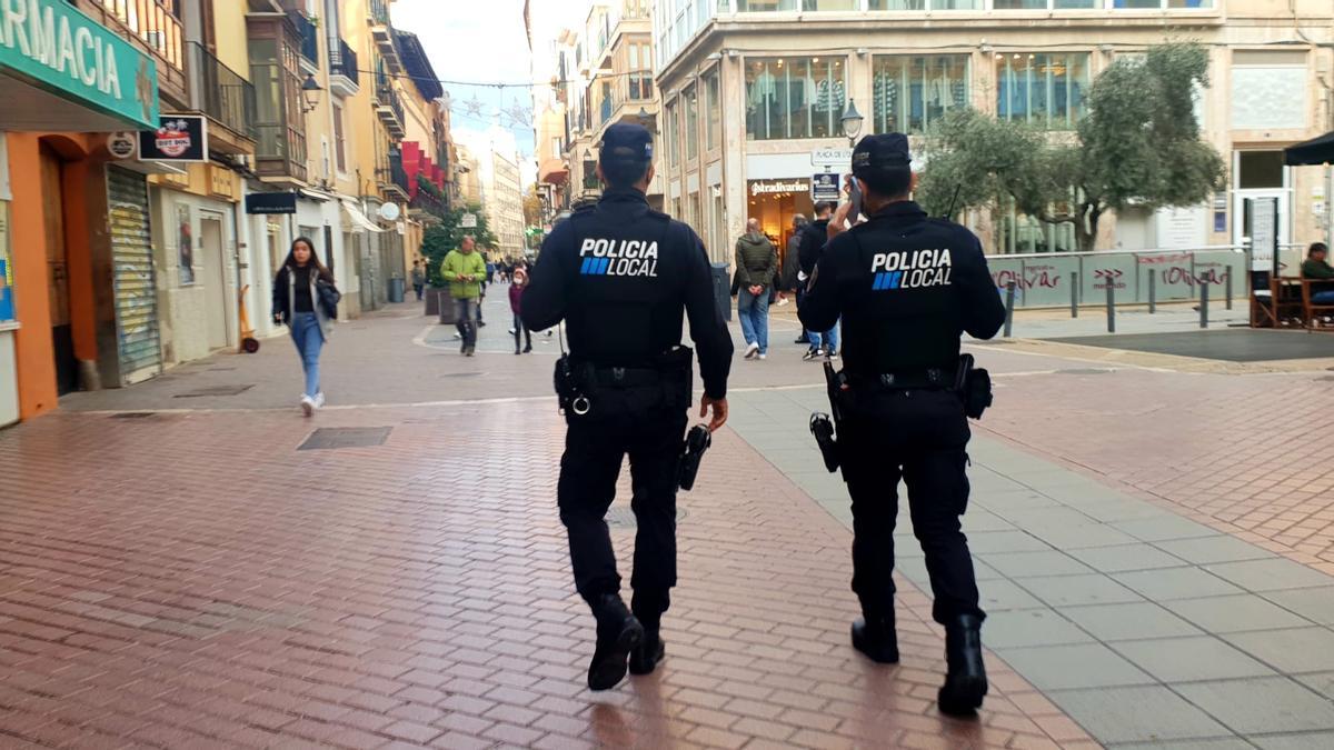 Agentes de la Policía Local, en la calle Sant Miquel de Palma.