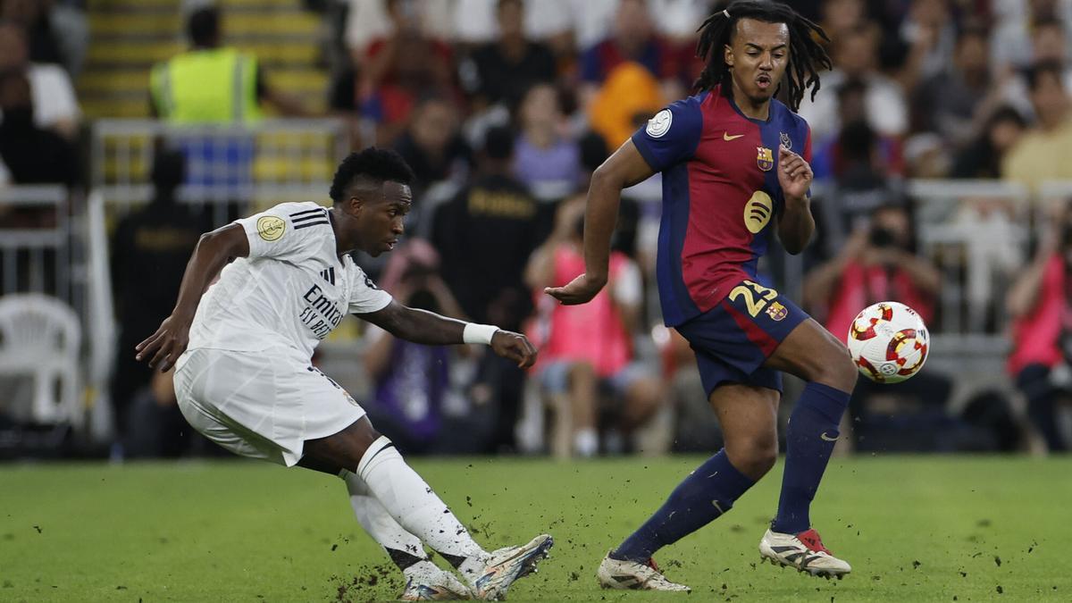 Vinicius dsipara frente a Kounde durante la final de la Supercopa de 2025 en Yeda, Arabia Saudí.
