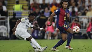 Vinicius Jr. (i) dispara a puerta frente a Jules Kounde, durante el partido de la final de la Supercopa de España de fútbol entre el Real Madrid y el FC Barcelona disputado el 12 de enero de 2025, en Yeda, Arabia Saudí. EFE/ Alberto Estévez