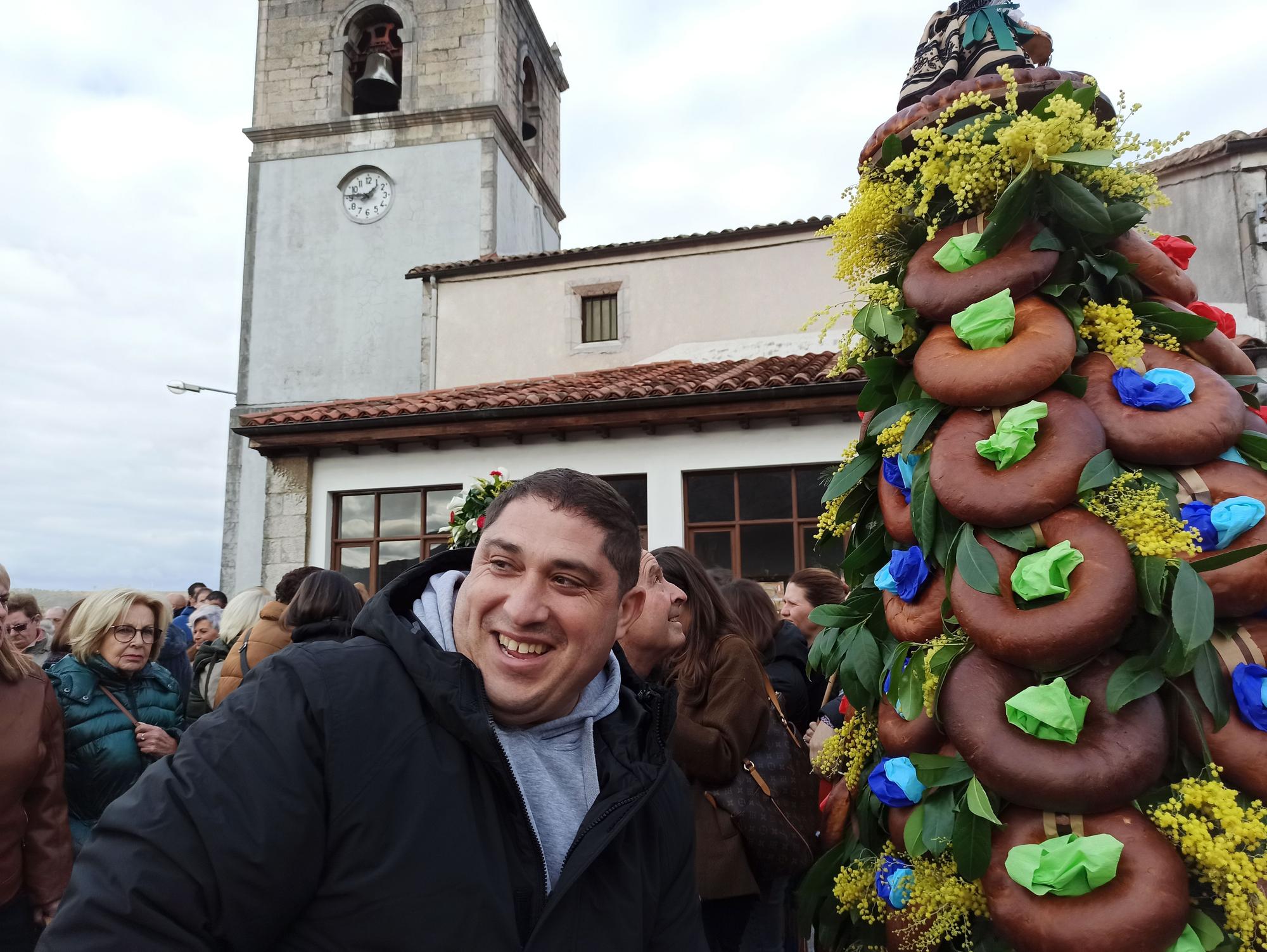 En Posada de Llanes, los panes del ramu vuelan por La Candelaria: "Hay que andar rápido"