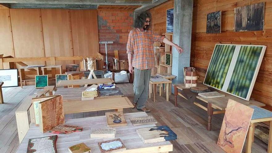 Agustín Bastón, onte, preparando a exposición que hoxe abre ao público ata o día 28. // G.Núñez