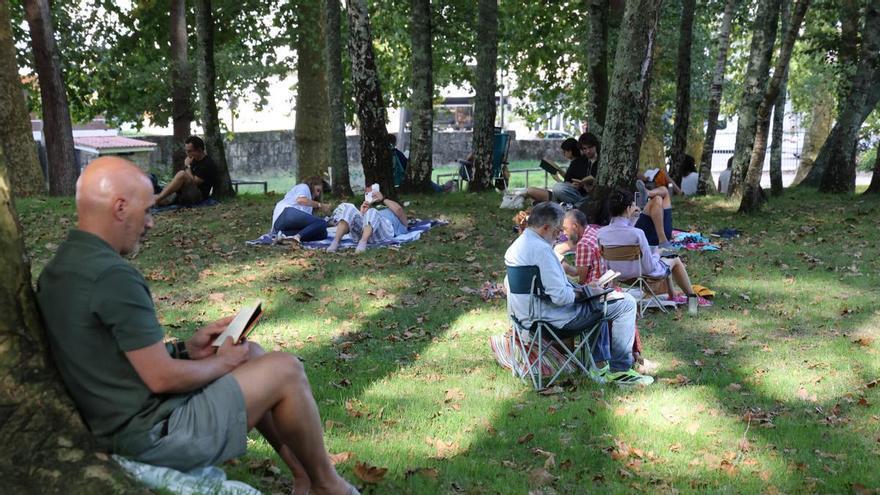 El parque de Castrelos acogió una jornada de lectura al aire libre organizada por el club The Reading Book