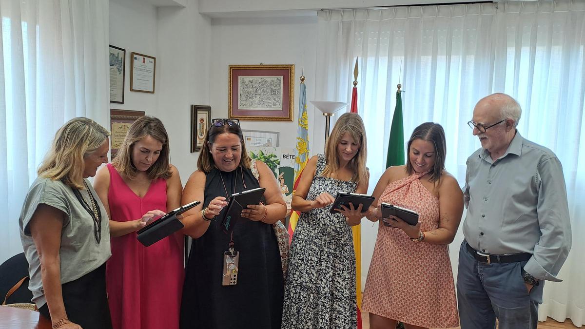 La alcaldesa Elia Verdevío, junto a representantes municipales y de las escoletas.