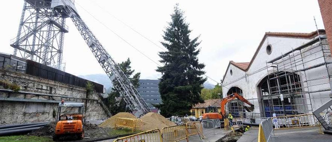 Las obras que se desarrollaron en el entorno del pozo Barredo para extender la red de geotermia por el casco urbano de Mieres, en una imagen de archivo.