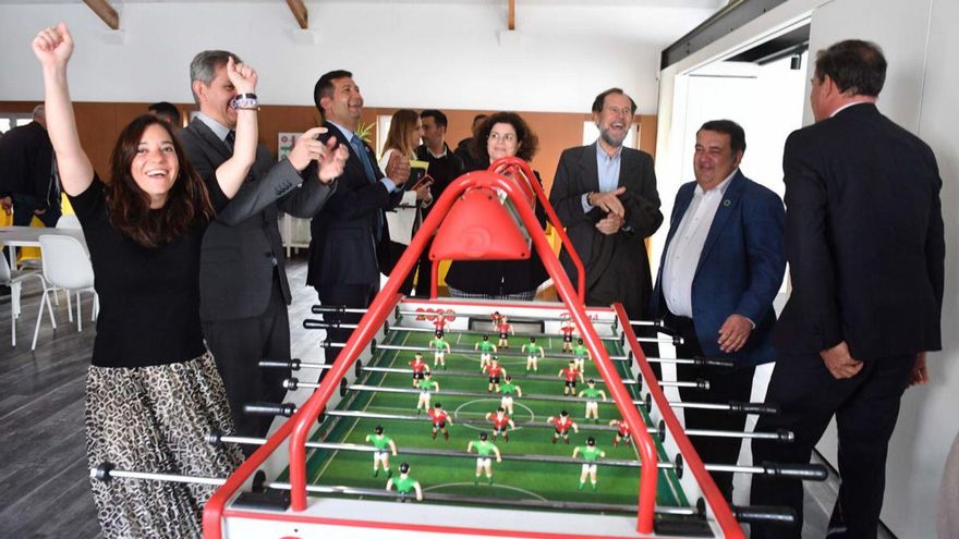 Inés Rey celebra un gol al futbolín en las Naves de Metrosidero. |   // VÍCTOR ECHAVE