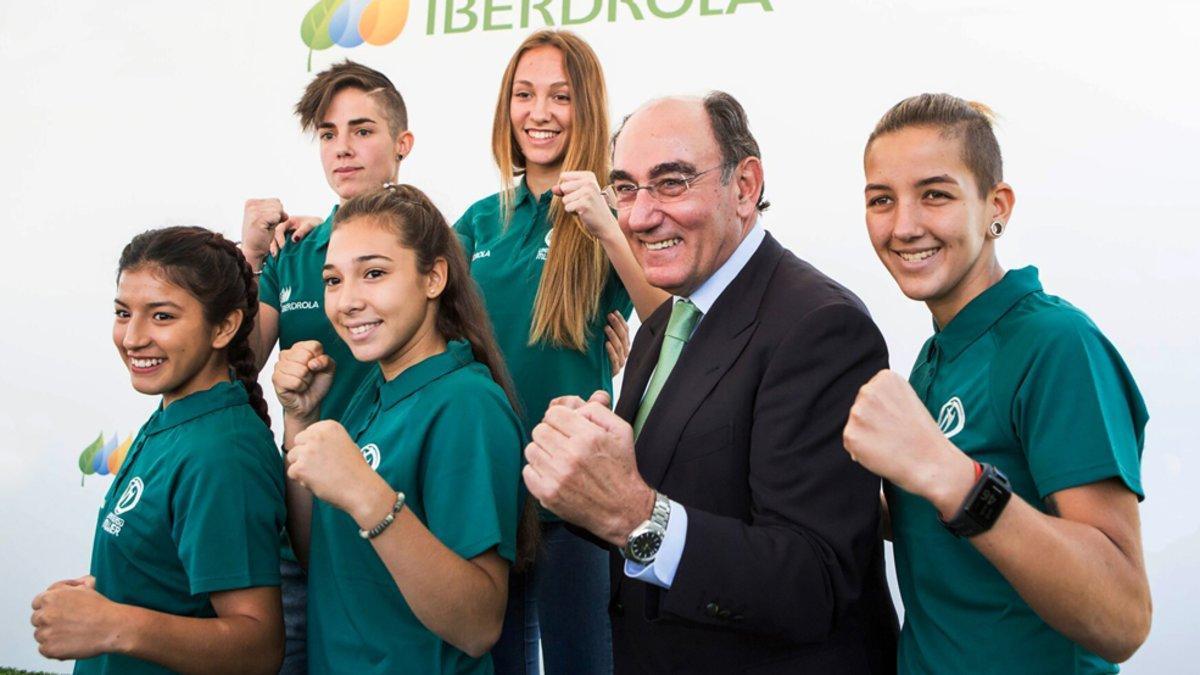 Ignacio Galán, presidente de Iberdrola, con varias deportistas