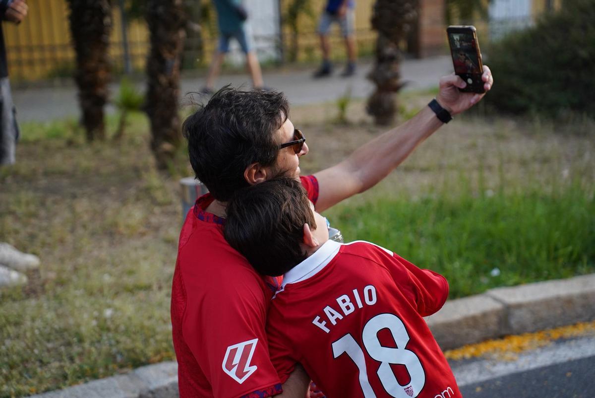 Miles de sevillistas participaron en la protesta convocada para reclamar cambios en la directiva del club. Miles de sevillistas participaron en la protesta convocada para reclamar cambios en la directiva del club.