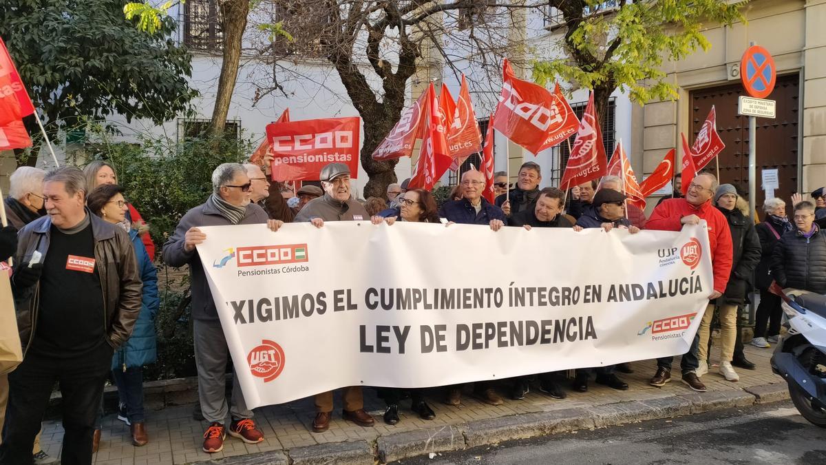 Protesta de CCOO y UGT este miércoles para exigir que se cumpla la ley de Dependencia.