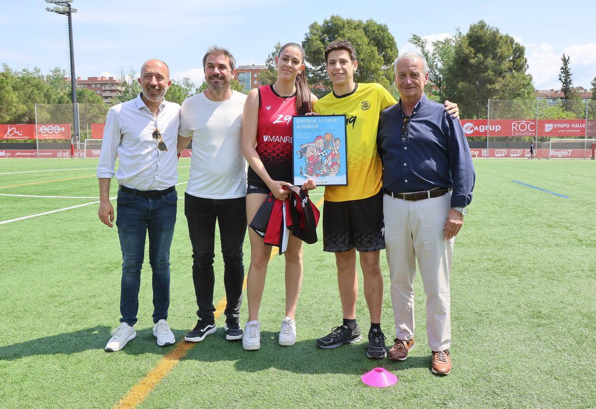 El Manresa guanya 4-1 contra el Badalona i amb la derrota del Cornellà ascendeix a Segona RFEF El Manresa guanya 4-1 contra el Badalona i amb la derrota del Cornellà ascendeix a Segona RFEF