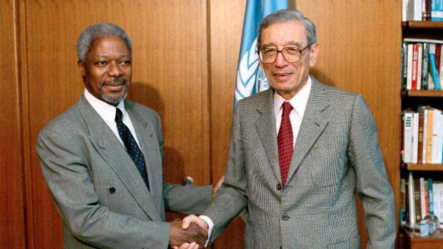 Gali (d) saluda a su sucesor, Kofi Annan, en la sede de la ONU en 1996.