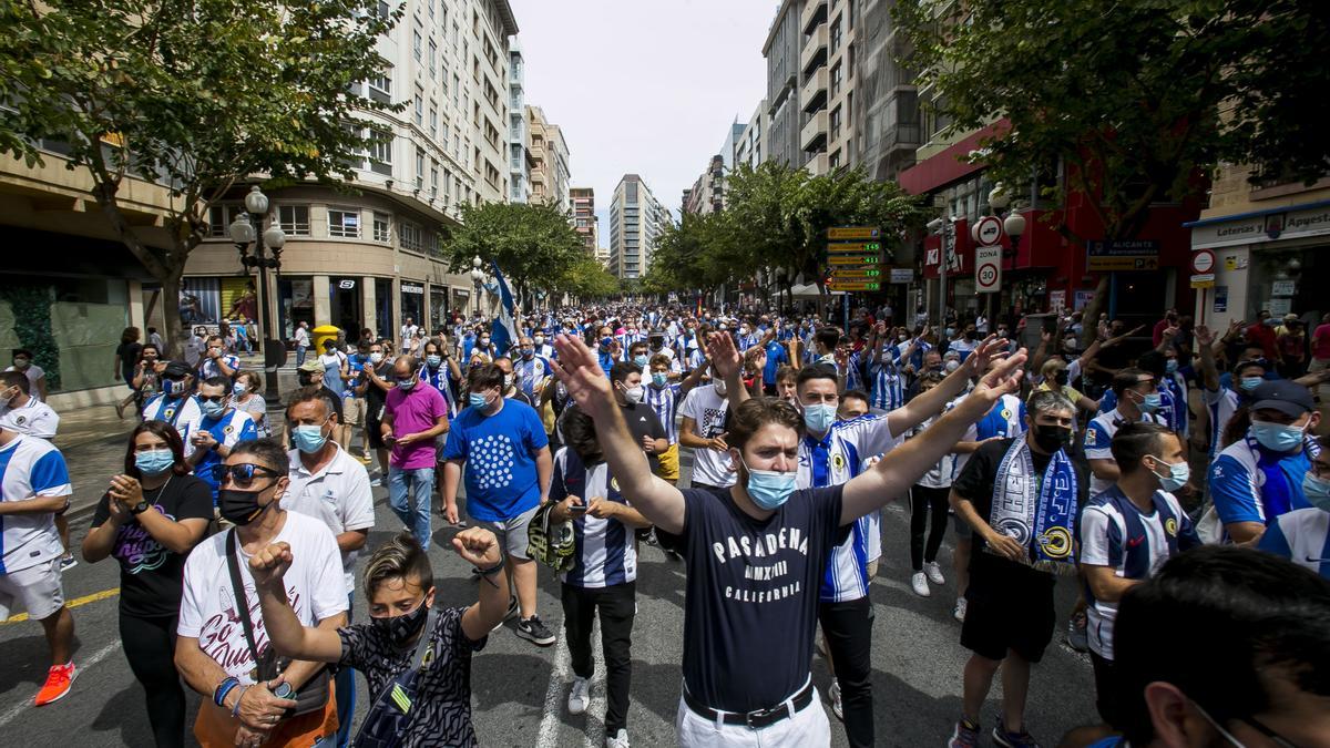 La afición del Hércules protesta por la mala situación del club