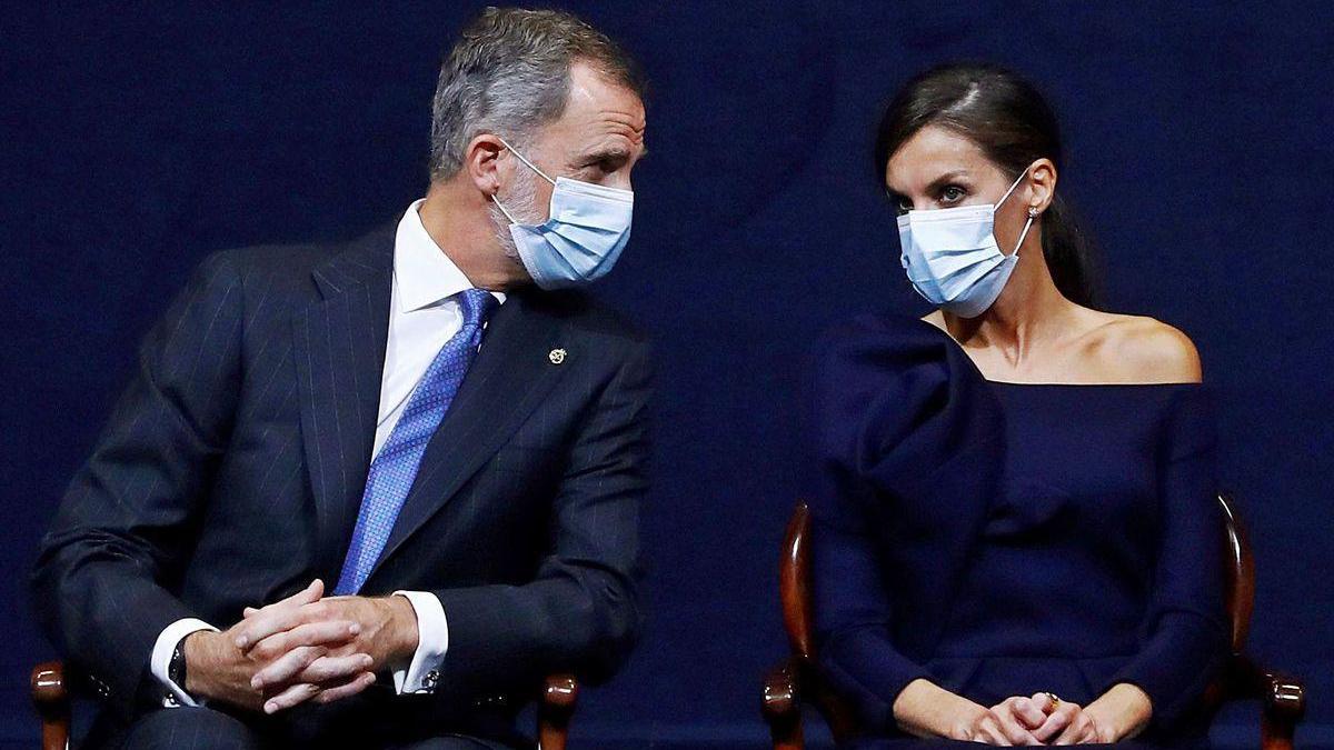 Felipe VI conversa con la Reina Letizia, ayer en el hotel de La Reconquista de Oviedo.