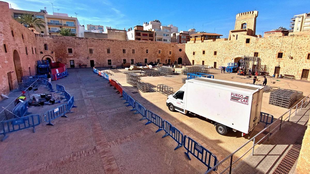 Trabajos en el patio de armas del Castillo-Fortaleza de Santa Pola para el rodaje de la película &quot;El cautivo&quot;