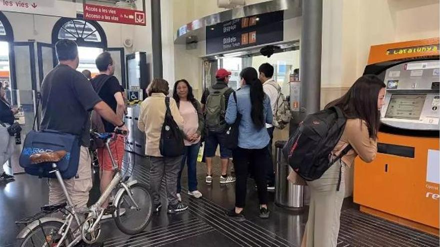 Centenars de viatgers busquen alternatives de transport a Girona per l&#039;aturada de l&#039;estació de Rodalies