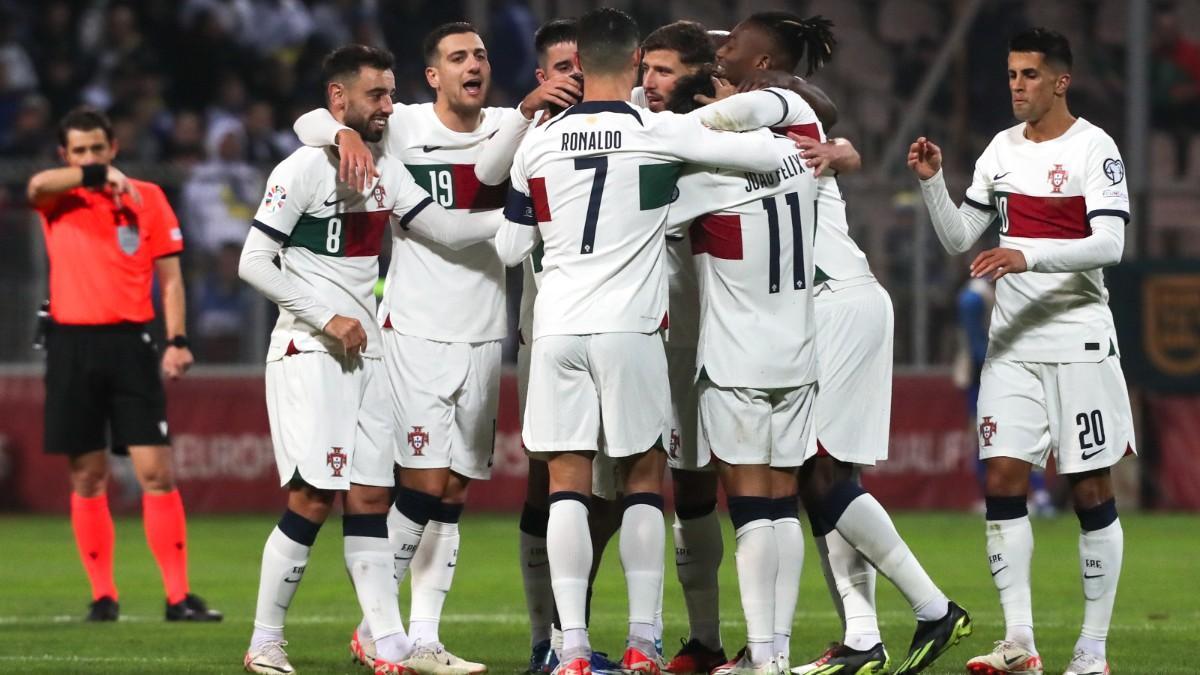 Los jugadores de Portugal celebran un gol