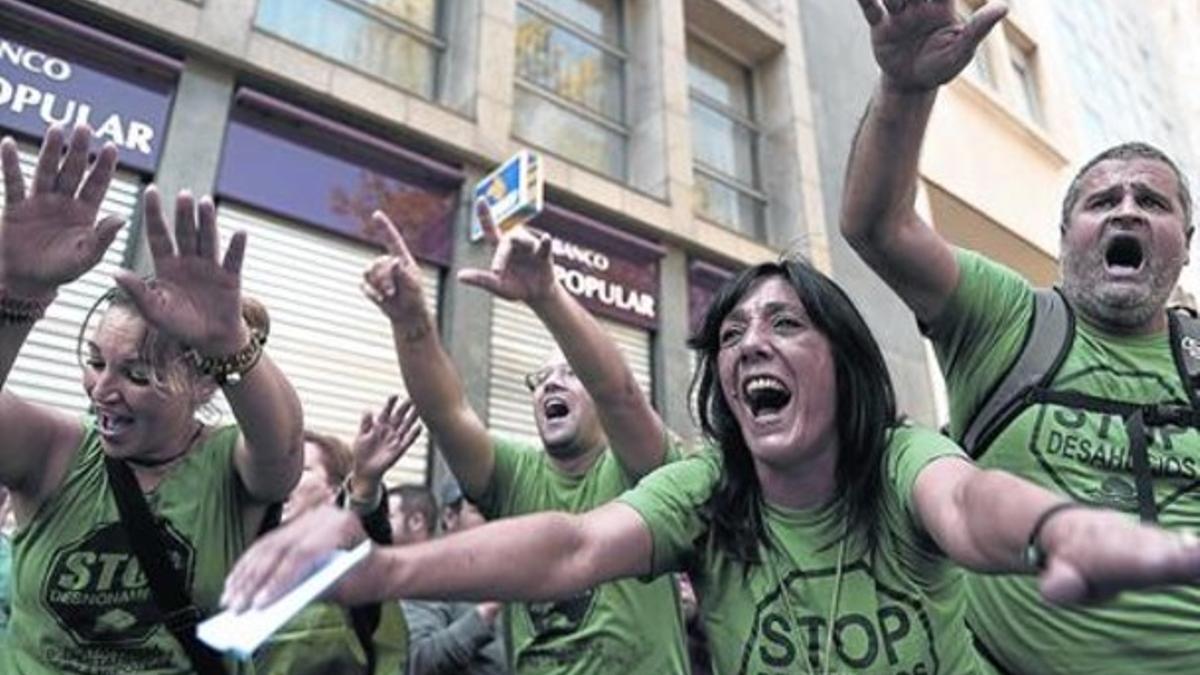 Acción de la PAH frente a una oficina del Banco Popular en Barcelona, el pasado mes de abril.