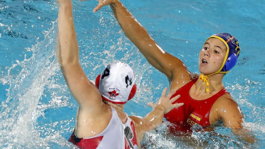 Anna Gual (d) defiende a la canadiense Emma Wright (i).