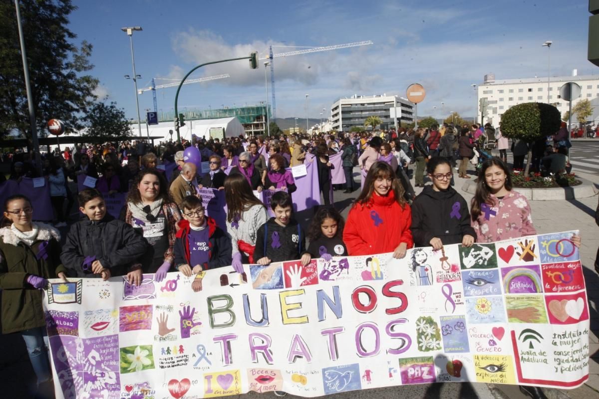 Multitudinaria manifestación contra la violencia hacia la mujeres