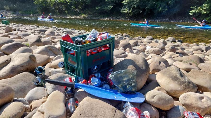 Basura que queda en las orillas del río.