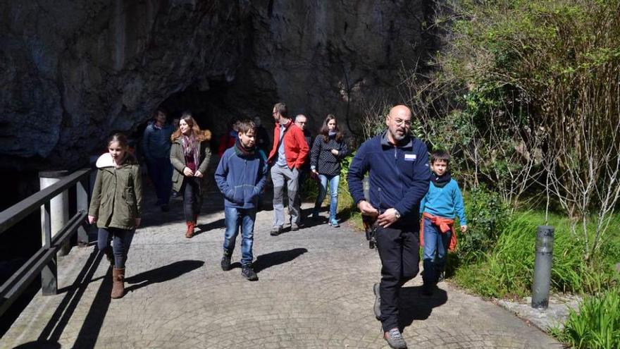 Uno de los guías de Tito Bustillo sale con un grupo que acaba de realizar la visita.