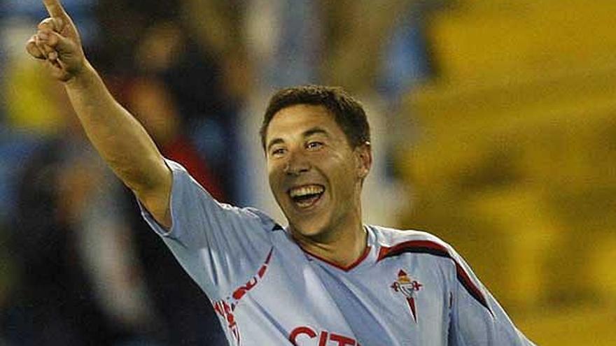 Roberto Lago celebra un gol del Celta en Balaídos.