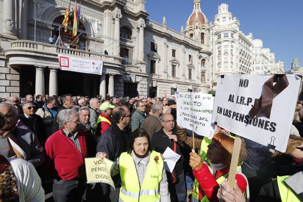 Protesta de jubilados en València: queman cartas de la subida de su pensión