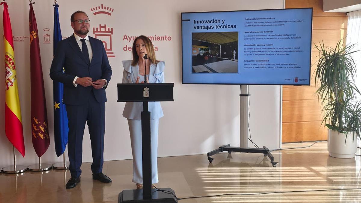 La edil de Educación, Belén López, presenta el contrato junto al concejal de Desarrollo Urbano, José Guillén.