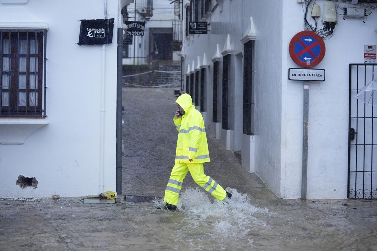 Carrer convertit en riu a la localitat gaditana de Grazalema després del pas de la borrasca Leonardo.
