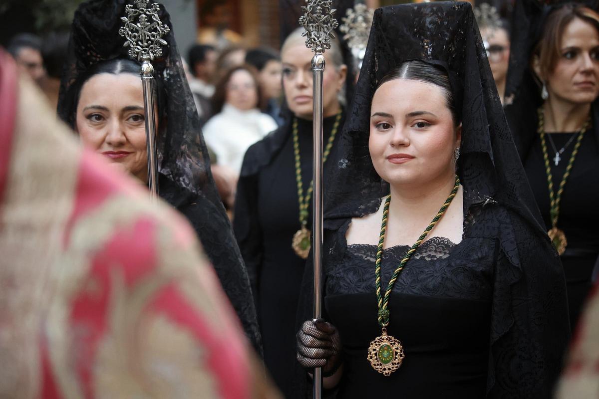 Un grupo de manolas cerraba la procesión de la Esperanza.