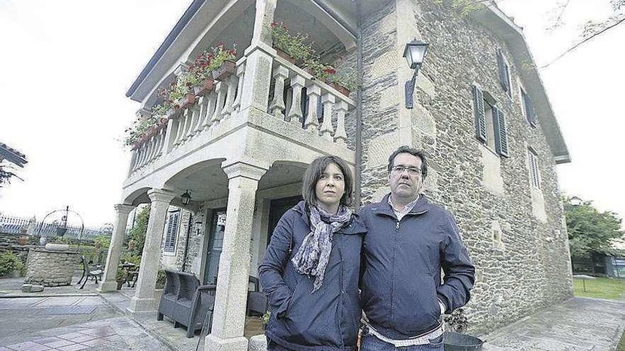 La pareja asaltada, ayer, en su casa de Forcarei.