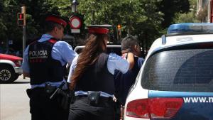 ARCHIVO / Dos agentes de los Mossos se llevan en coche a un carterista detenido en el metro por hurto.