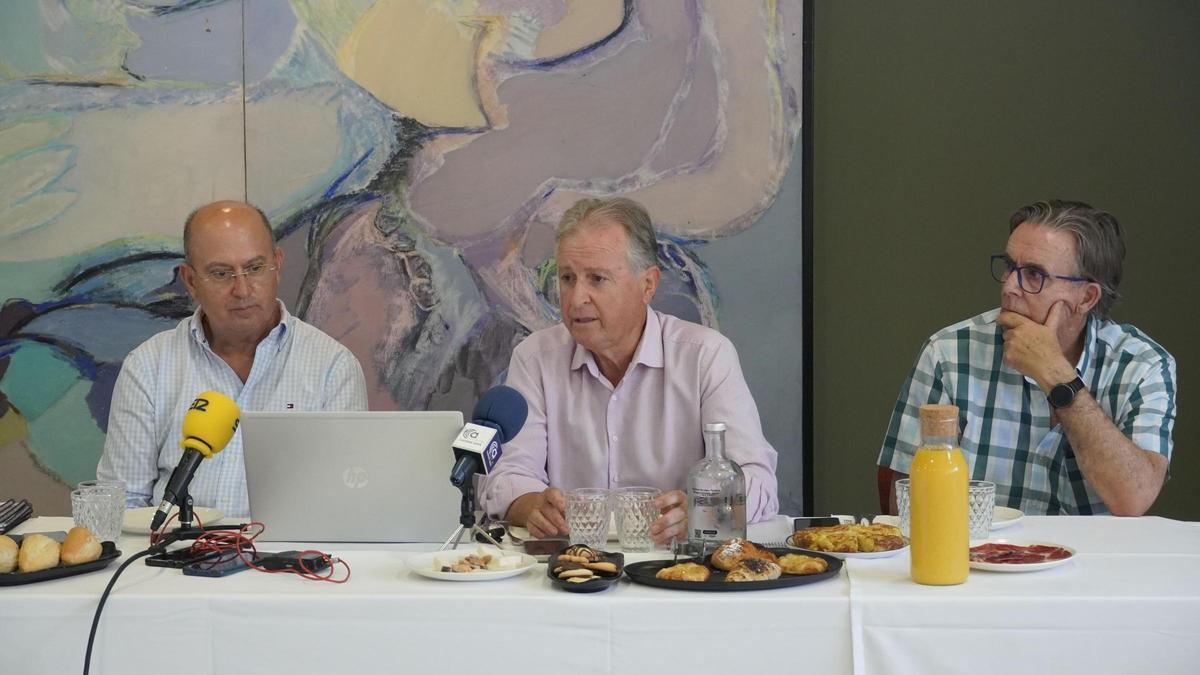 Julián Díaz (centro), durante el encuentro con medios de comunicación con motivo del décimo aniversario de la Fundación Alimer.