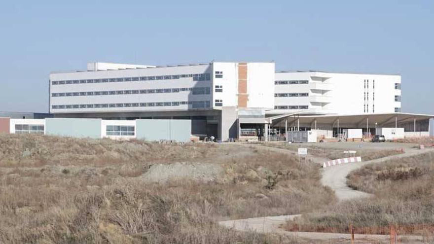 El consejero de Salud dice que abrir el nuevo hospital de Cáceres en dos fases sería una &quot;chapuza&quot;