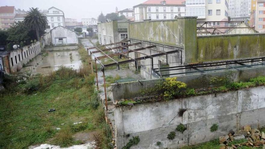 El edificio declarado en ruina parcial, en primer plano, dentro del complejo de la Comandancia de Obras.