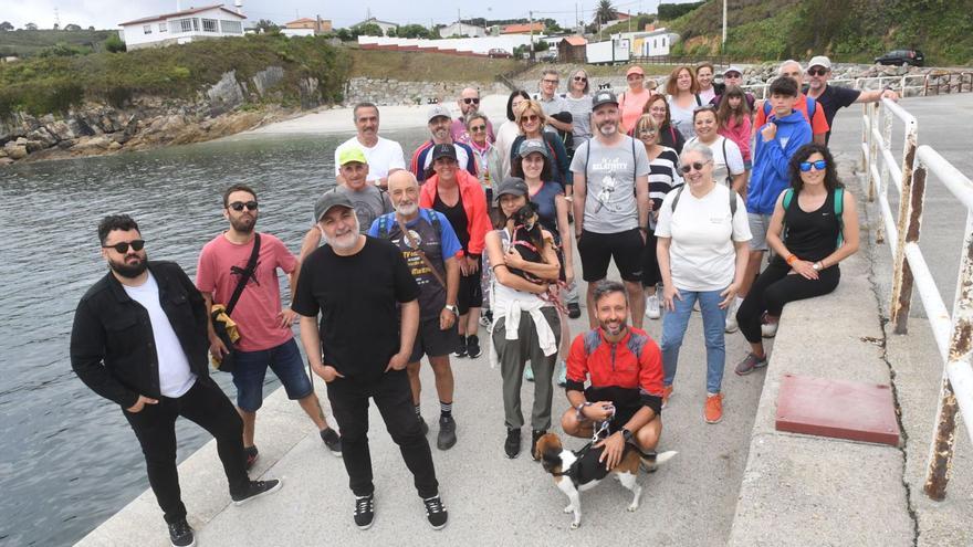Participantes da andaina literaria da costa de Arteixo, onte, no porto de Suevos. |   // CARLOS PARDELLAS