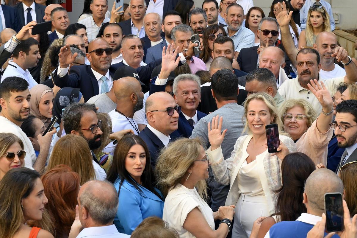 El ya exgobernador del Banco Central del Líbano Riad Salameh saluda a empleados y simpatizantes en su último día en el cargo, este lunes. El ya exgobernador del Banco Central del Líbano Riad Salameh saluda a empleados y simpatizantes en su último día en el cargo, este lunes.