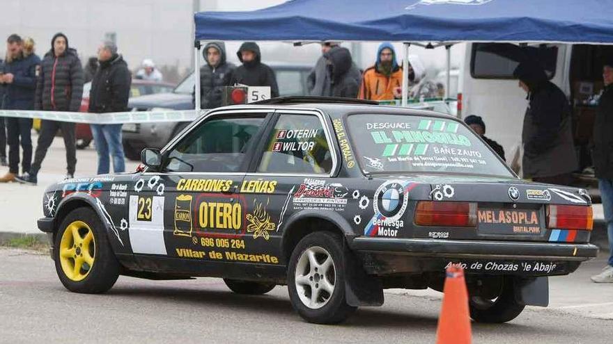 A la izquierda, el zamorano Roberto Granadilla en plena maniobra; a la derecha, un llamativo BMW y el Twingo del local Samuel Carretero.