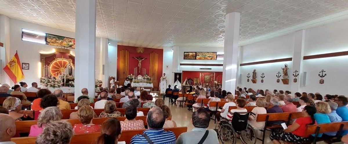 Misa en la iglesia del Carmen en Valterra por la patrona del barrio marinero.