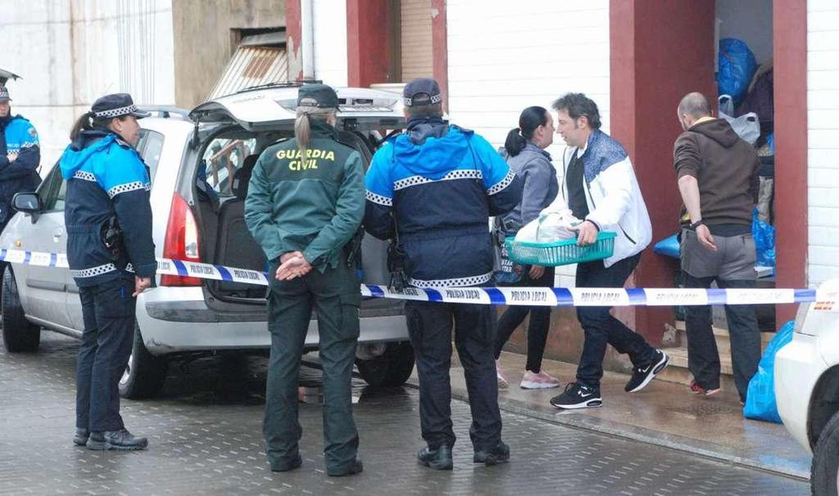 Los inquilinos del paseo, llevados a pisos "indecentes" tras una mañana en la calle