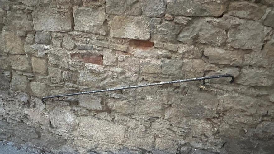 Baranes plenes d’excrements d'ocells al Barri Vell de Girona: veïns reclamen més neteja