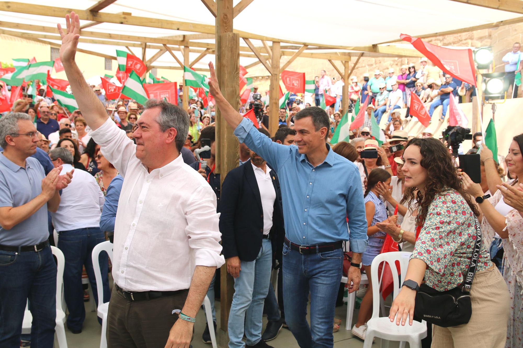 El secretario general del PSOE y presidente del Gobierno, Pedro Sánchez, y el secretario general del PSOE de Andalucía y candidato a la presidencia de la Junta, Juan Espadas, en su llegada a un acto público en Cuevas de Almanzora este domingo.