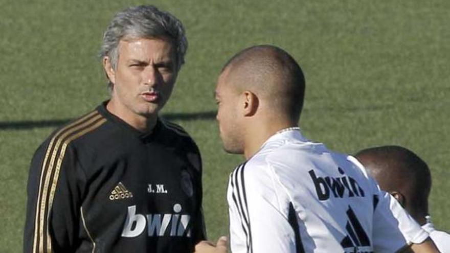 Mourinho, junto a Pepe en un entrenamiento.