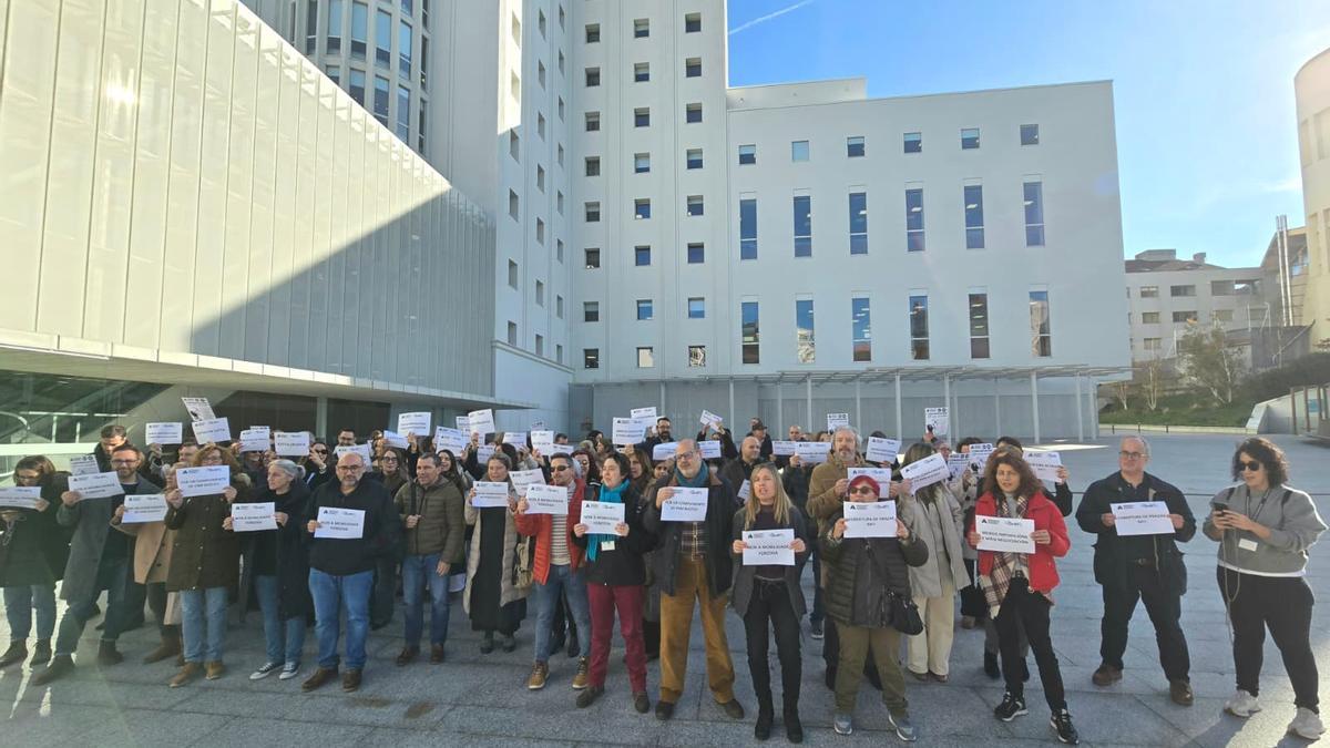 Medio centenar de funcionarios se concentran ante la Ciudad de la Justicia de Vigo convocados por Alternativas na Xustiza