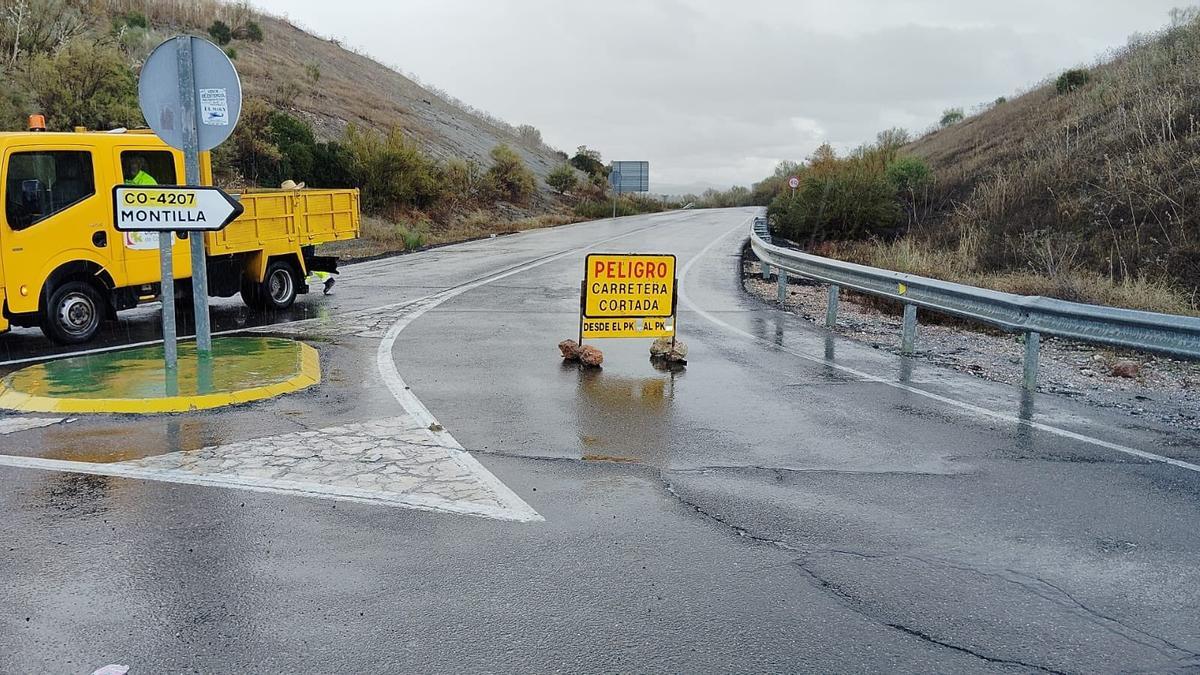 Aviso del corte de la carretera CO-4207 en el término de Montalbán.