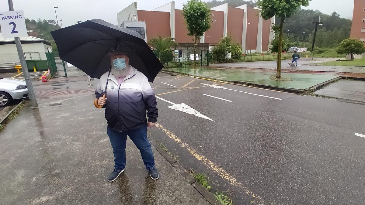 Ismael García, con el punto de vacunación de Mieres a su espalda.